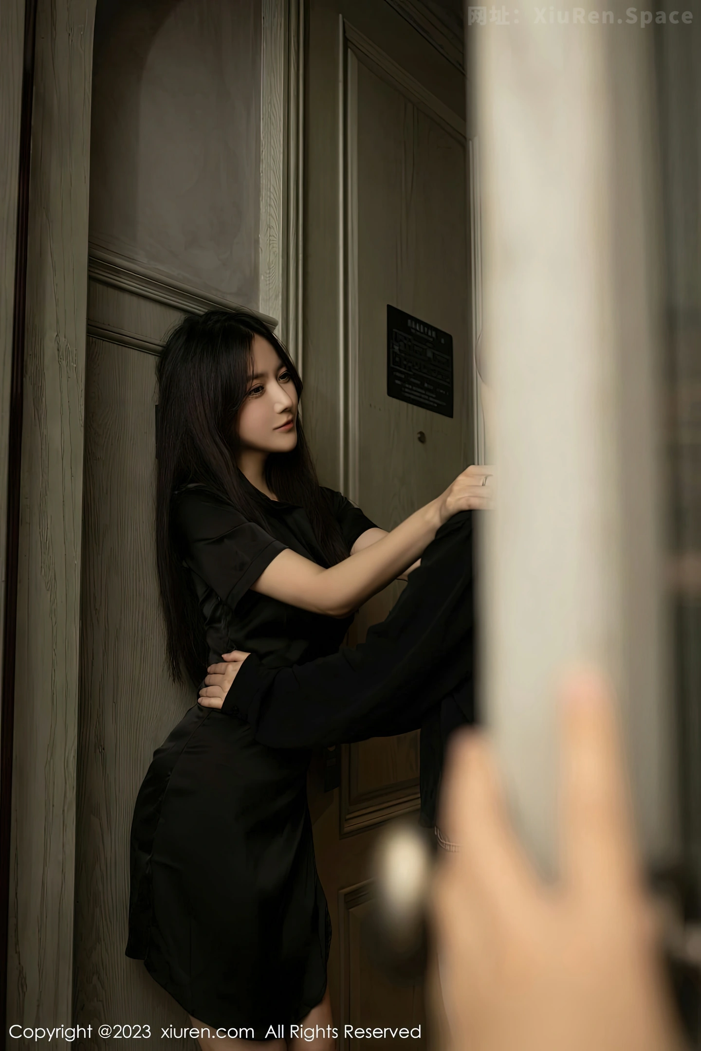 图片[3]-[XiuRen秀人网]2023.01.19 VOL.6162 laura阿姣 黑色紧身连衣裙加黑丝美腿双人拉拉性感私房写真集-秀人网官方网站